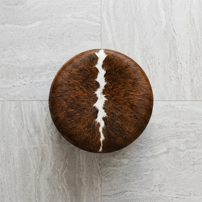 Puff Redondo em Couro Bovino Hereford Marrom e Branco 60x40 cm Tamanho Médio