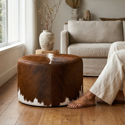 Puff Redondo em Couro Bovino Hereford Marrom e Branco 60x40 cm Tamanho Médio
