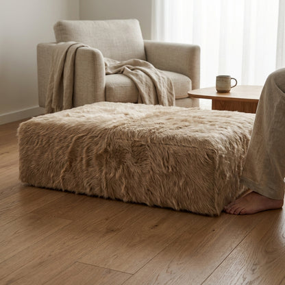 Puff de Couro Bovino 100% Natural Retangular Bege Claro Pelo Longo Tamanho Extra Grande 1.20m x 80cm x 40cm — foto de ambiente 1:1