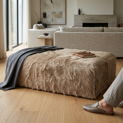 Puff de Couro Bovino 100% Natural Retangular Bege Claro Pelo Longo Tamanho Extra Grande 1.20m x 80cm x 40cm — foto de ambiente 1:1