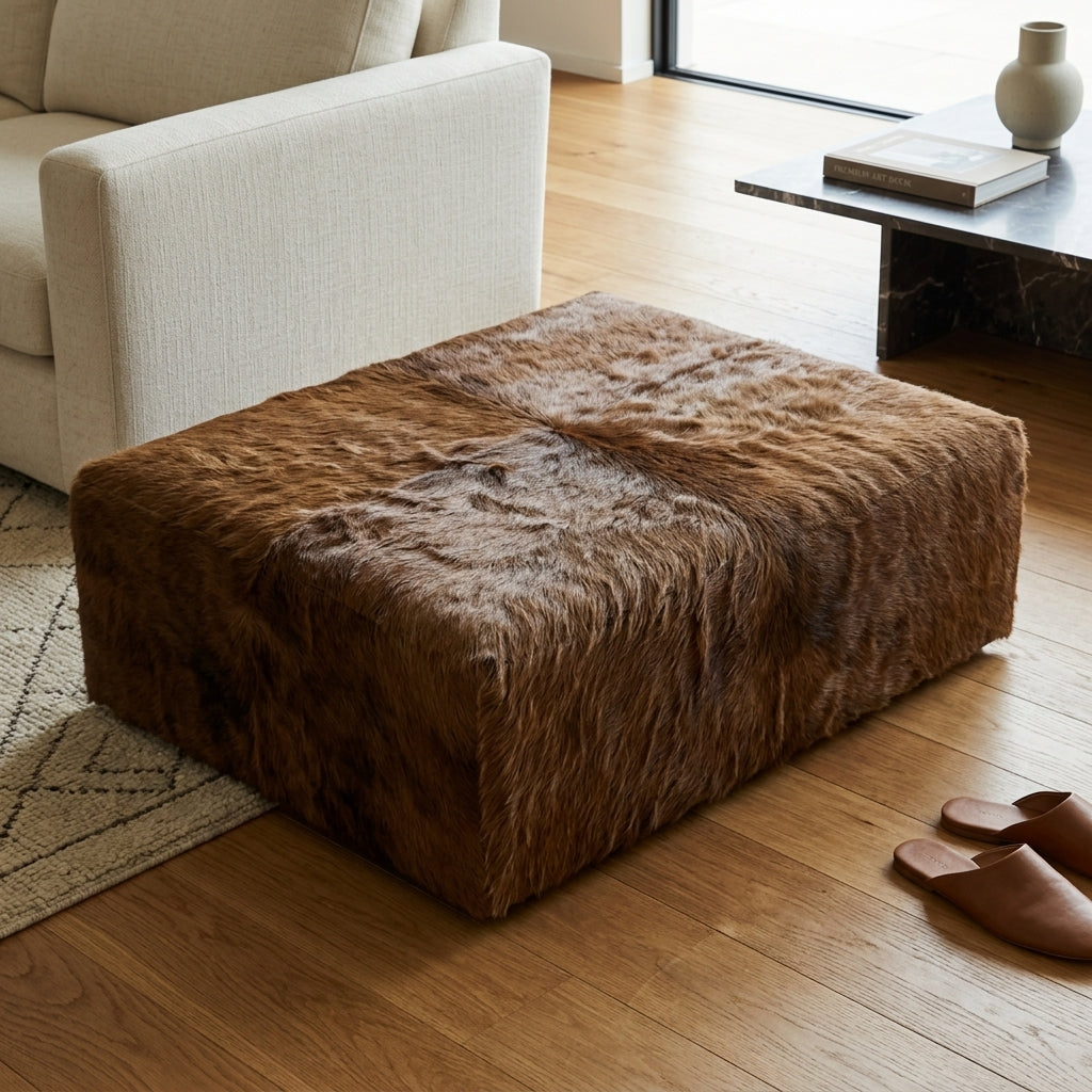 Puff de Couro Bovino 100% Natural Retangular Marrom Pelo Longo Tamanho Extra Grande 1.20m x 80cm x 40cm (Cópia) — foto de ambiente 1:1