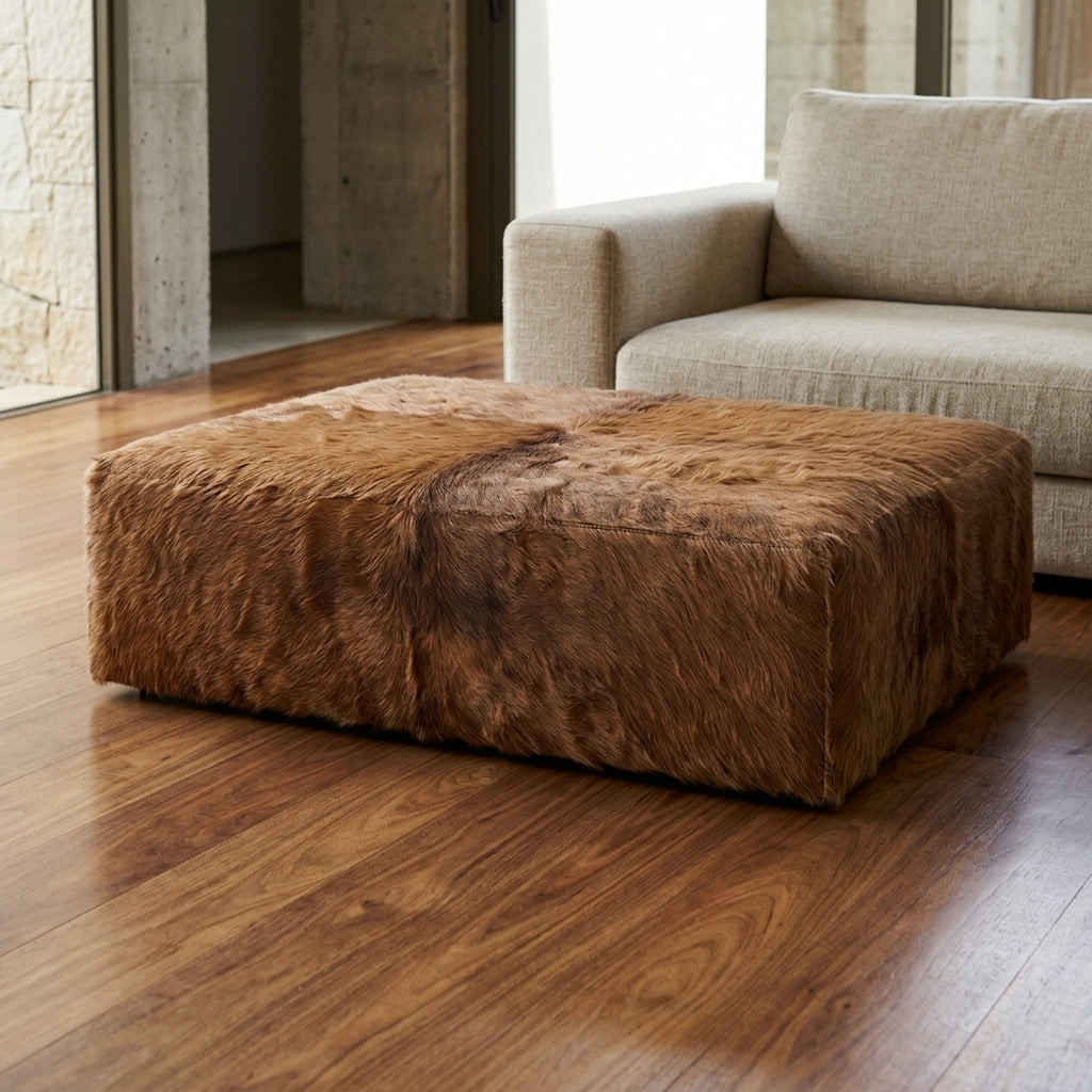 Puff de Couro Bovino 100% Natural Retangular Marrom Pelo Longo Tamanho Extra Grande 1.20m x 80cm x 40cm (Cópia) — foto de ambiente 1:1