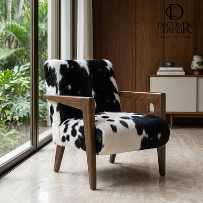 Poltrona de Couro Bovino Preto e Branco – Alice — foto de ambiente 1:1
