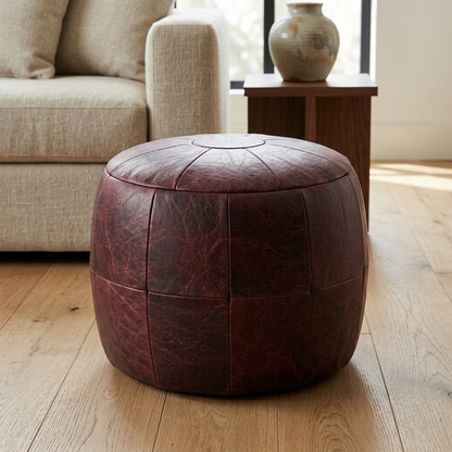 Puff Redondo Vinho Couro La Paz 40x40cm — foto de ambiente 1:1