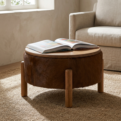 Mesa de Centro Redonda em Madeira e Couro Natural Marrom 55x32cm — foto de ambiente 1:1