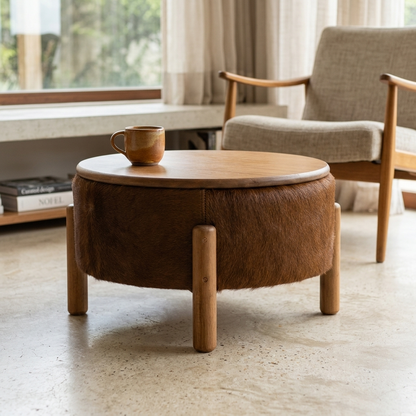 Mesa de Centro Redonda em Madeira e Couro Natural Marrom 55x32cm — foto de ambiente 1:1