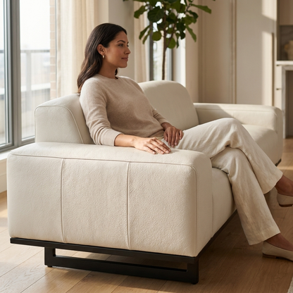 Sofá Moscou Marfim Off-White 2 Lugares em Couro Legítimo — 200 cm — em ambiente decorado
