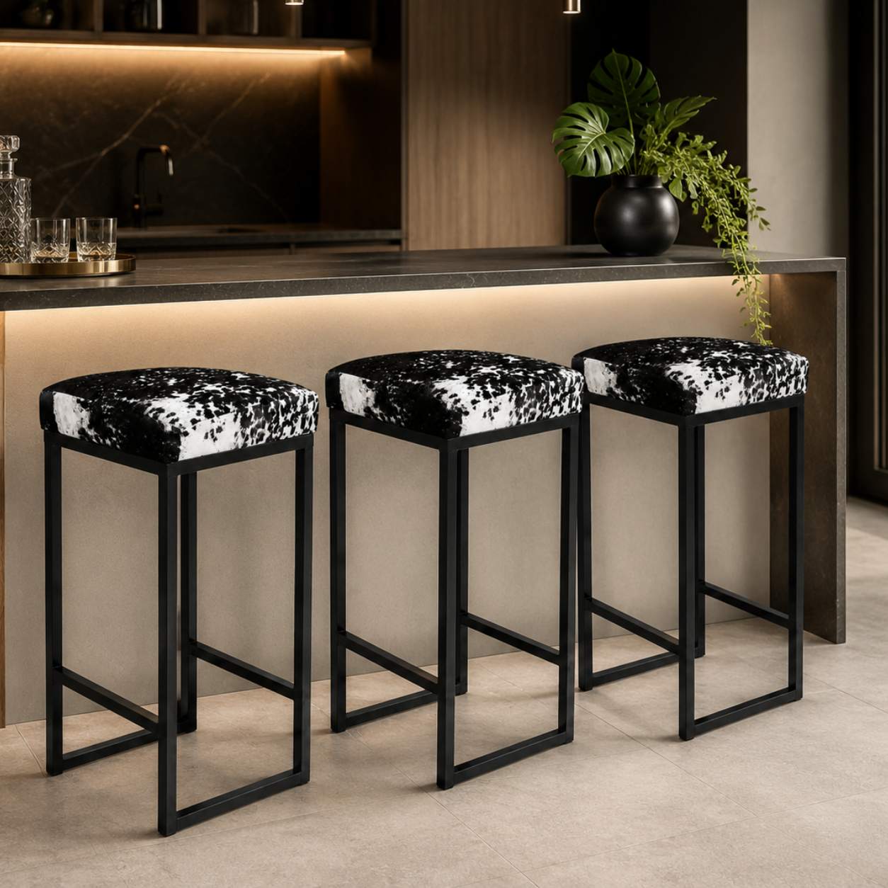 Banqueta em Couro Bovino Natural Legítimo na Cor Preto e Branco