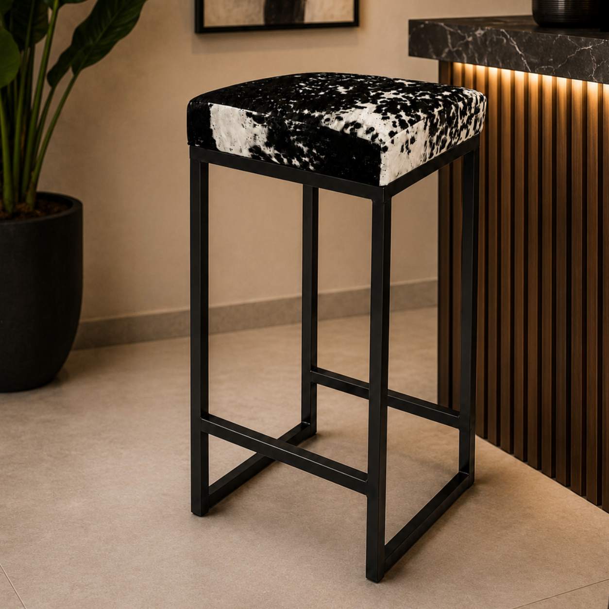 Banqueta em Couro Bovino Natural Legítimo na Cor Preto e Branco