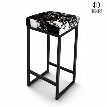 Banqueta em Couro Bovino Natural Legítimo na Cor Preto e Branco