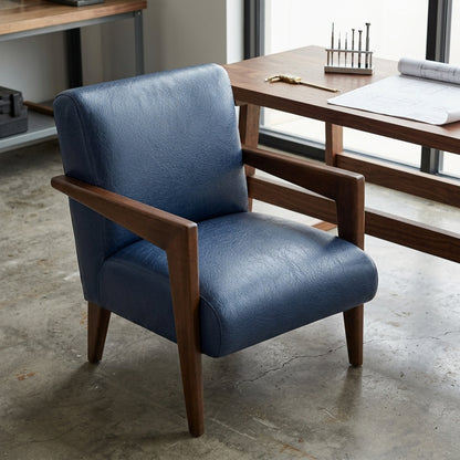 Poltrona Alice em Couro La Paz Azul Navy | 100% Couro Legítimo Macio e Confortável — foto de ambiente 1:1