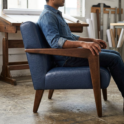 Poltrona Alice em Couro La Paz Azul Navy | 100% Couro Legítimo Macio e Confortável — foto de ambiente 1:1