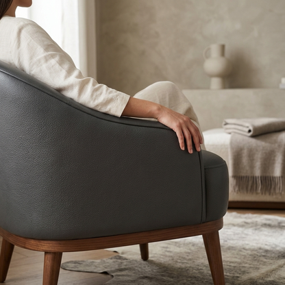 Poltrona Paris Chumbo em couro legítimo em ambiente decorado — couro legítimo com veio natural
