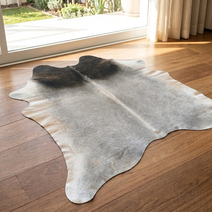 Tapete de pele de boi natural cinza e preto pelo curto macio GR1056 — foto de ambiente 1:1