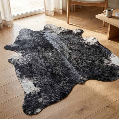Tapete de pele de boi natural preto e branco pelo alto PB1045 — foto de ambiente 1:1