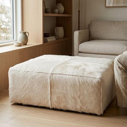 Puff de Couro Bovino 100% Natural Retangular Branco Tamanho Extra Grande 120cm x 80cm x 40cm (Cópia) — foto de ambiente 1:1