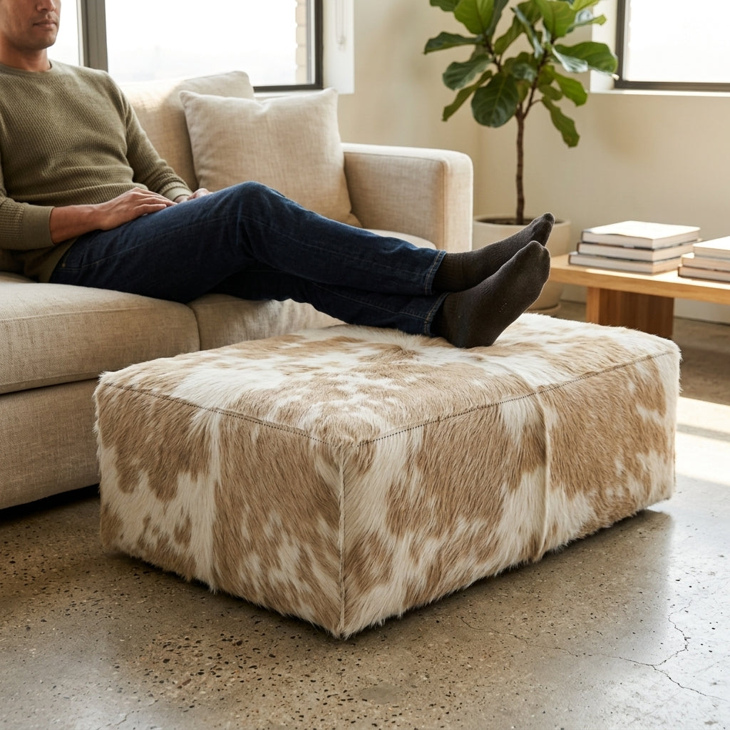 Puff de Couro Bovino 100% Natural Retangular Bege e Branco Malhado Tamanho Extra Grande 120cm x 80cm x 40cm — foto de ambiente 1:1