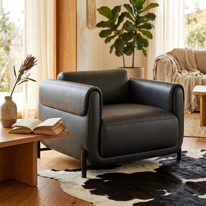 Poltrona Plush Preto Grafite em Couro Legítimo, Base Aço Carbono — em ambiente decorado