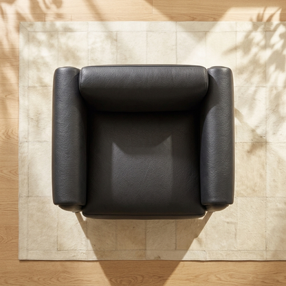 Poltrona Plush Preto Grafite em Couro Legítimo, Base Aço Carbono — em ambiente decorado