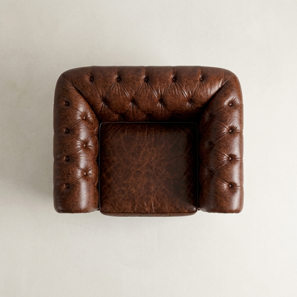 Poltrona Chesterfield Tabaco vista de cima, mostrando o capitonê do encosto e a profundidade do assento
