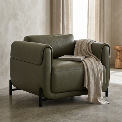 Poltrona Plush Verde Oliva em Couro Legítimo com Base em Aço Carbono — em ambiente decorado