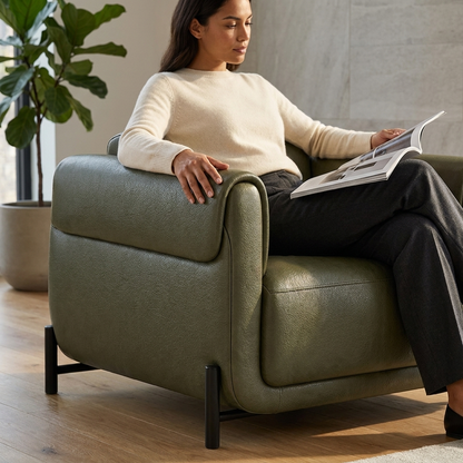 Poltrona Plush Verde Oliva em Couro Legítimo com Base em Aço Carbono — em ambiente decorado
