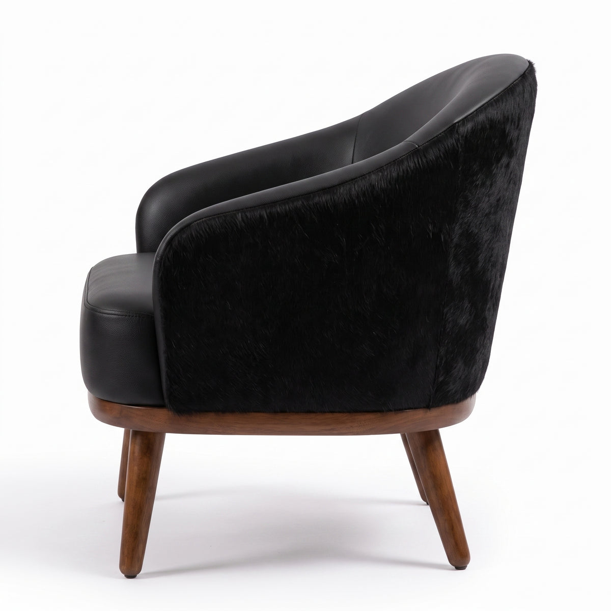 Poltrona Paris Preta em couro e pele natural em ambiente decorado — pele natural bovina com pelo nas costas