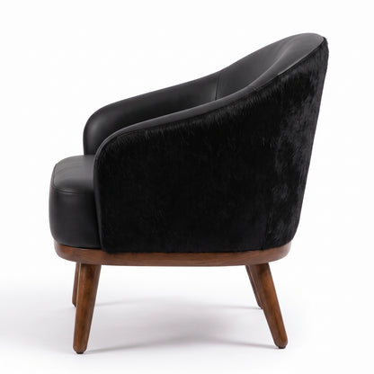 Poltrona Paris Preta em couro e pele natural em ambiente decorado — pele natural bovina com pelo nas costas
