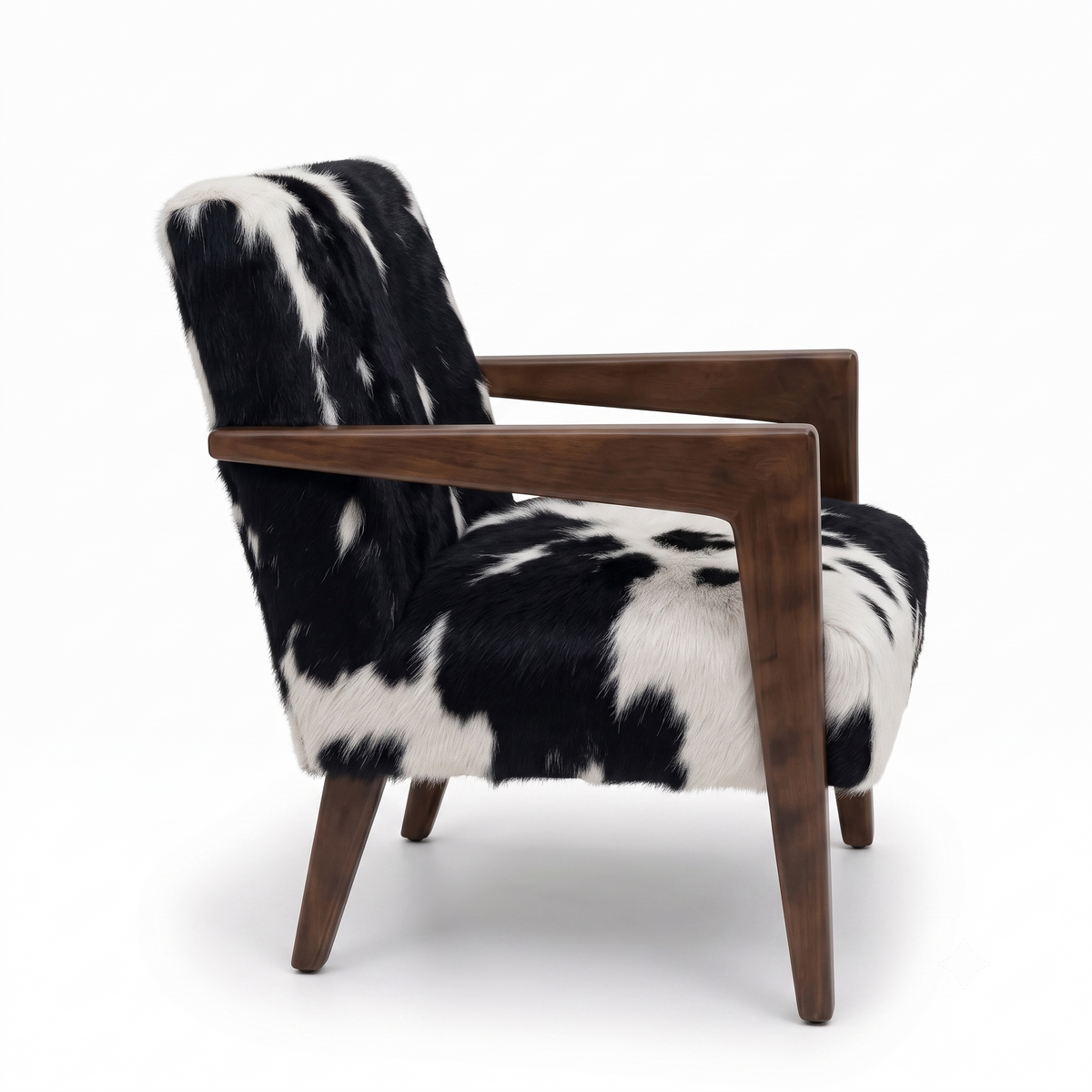 Perfil lateral da Poltrona Alice em couro bovino preto e branco com braços de madeira