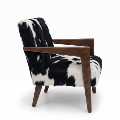 Perfil lateral da Poltrona Alice em couro bovino preto e branco com braços de madeira