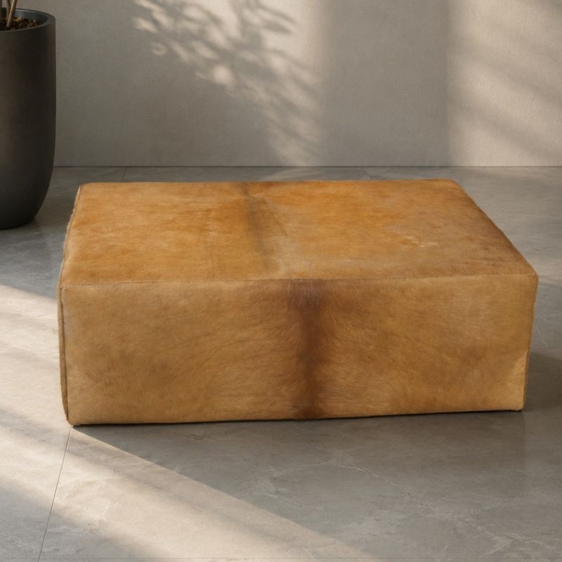 Puff retangular marrom de couro natural mostrando os detalhes