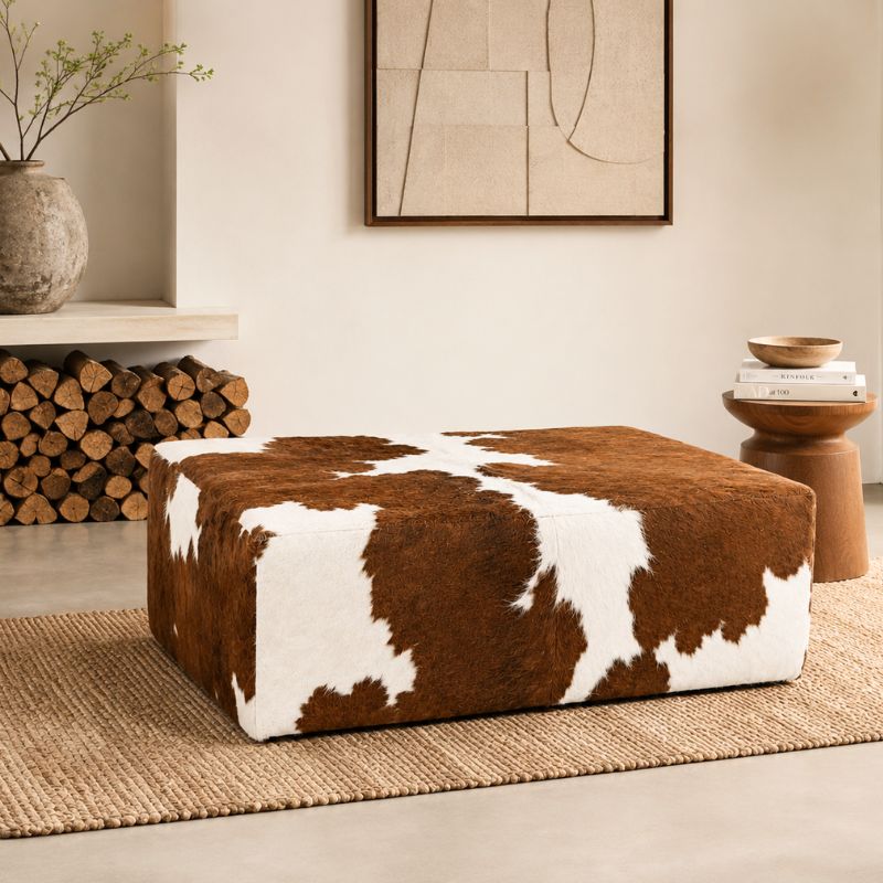 Puff Premium retangular em couro bovino marrom e branco em ambiente de sala - DECOURO