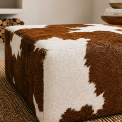 Puff retangular em couro bovino natural marrom e branco - detalhe do pelo