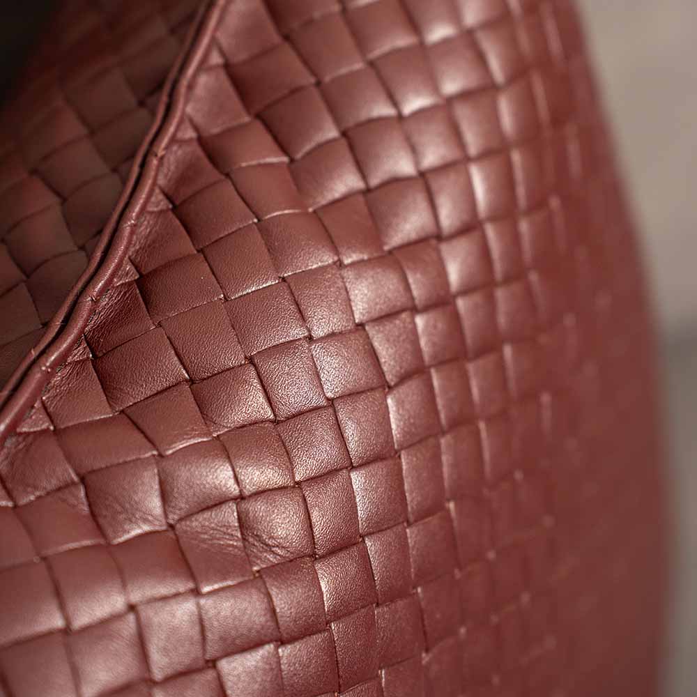 Almofada Liora - Tramada em couro legítimo vinho