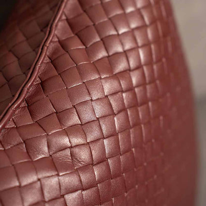 Almofada Liora - Tramada em couro legítimo vinho