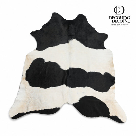 Tapete de pele de boi PB1190 — fundo branco com logo DECOURO