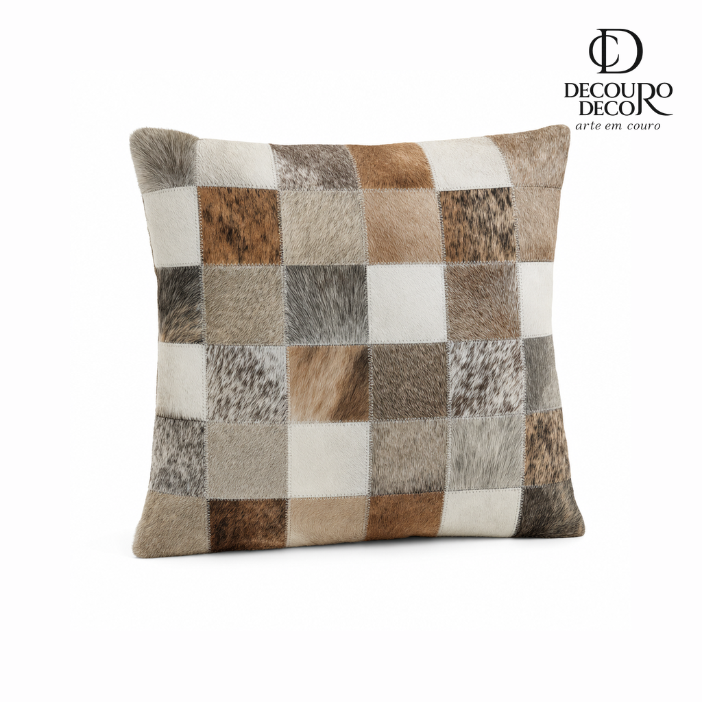 Almofada de Couro Legítimo Brazino Claro Quadriculado Patchwork — fundo branco