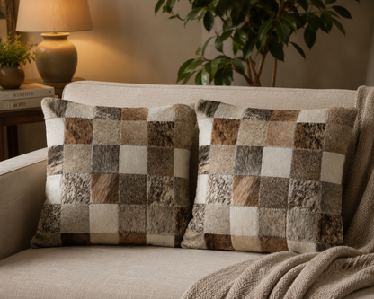 Almofada de Couro Brazino Claro Quadriculado Patchwork em ambiente — sala de estar