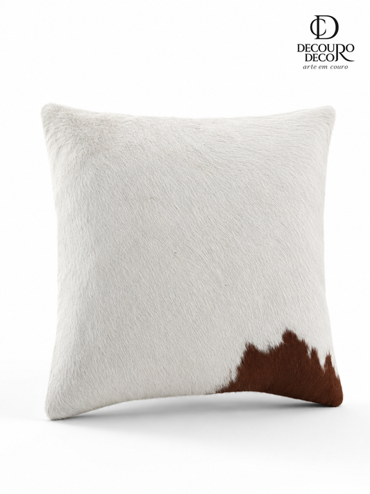 Almofada de Couro Dual — verso em couro natural mesclado vermelho e branco