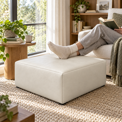 Puff Quadrado Waxy Off White em Couro de Estofamento - 80x80cm — foto orgânica de ambiente 2