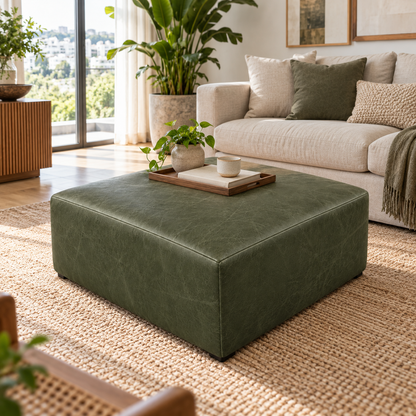 Puff Quadrado Waxy Verde Esmeralda em Couro de Estofamento - 80x80cm — foto orgânica de ambiente 1
