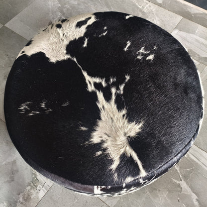 Puff Redondo em Couro Bovino Natural Salino Preto e Branco — Tamanho Grande (80 x 40 cm) PRONTA ENTREGA