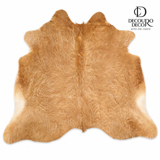 Tapete de pele de boi bege escuro pelo alto BE1149 — fundo branco com logo DECOURO