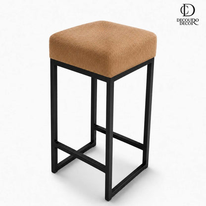 Banqueta de Couro Bovino Natural Bege — peça individual em fundo branco