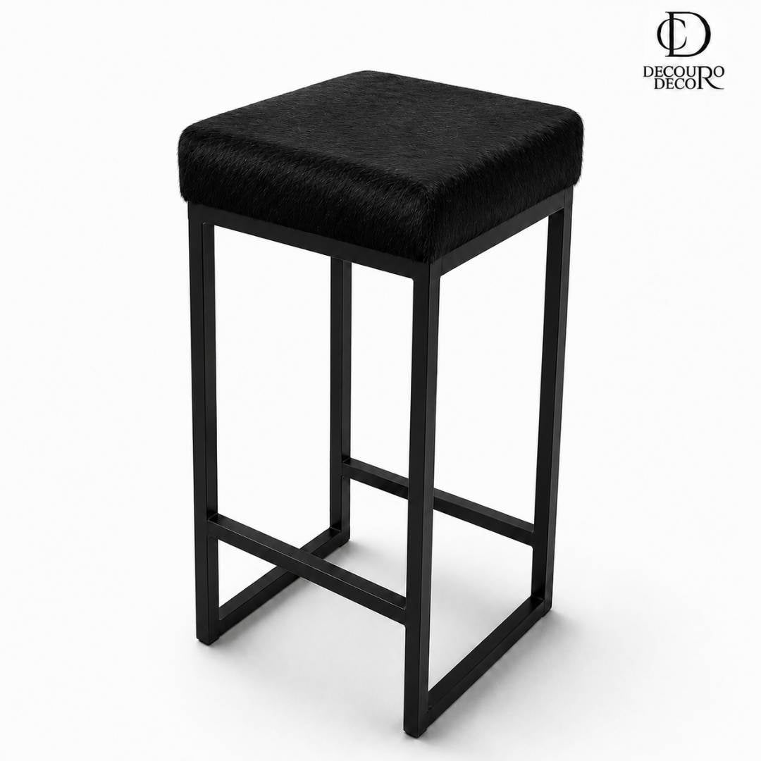 Banqueta de Couro Bovino Natural Preta — peça individual em fundo branco