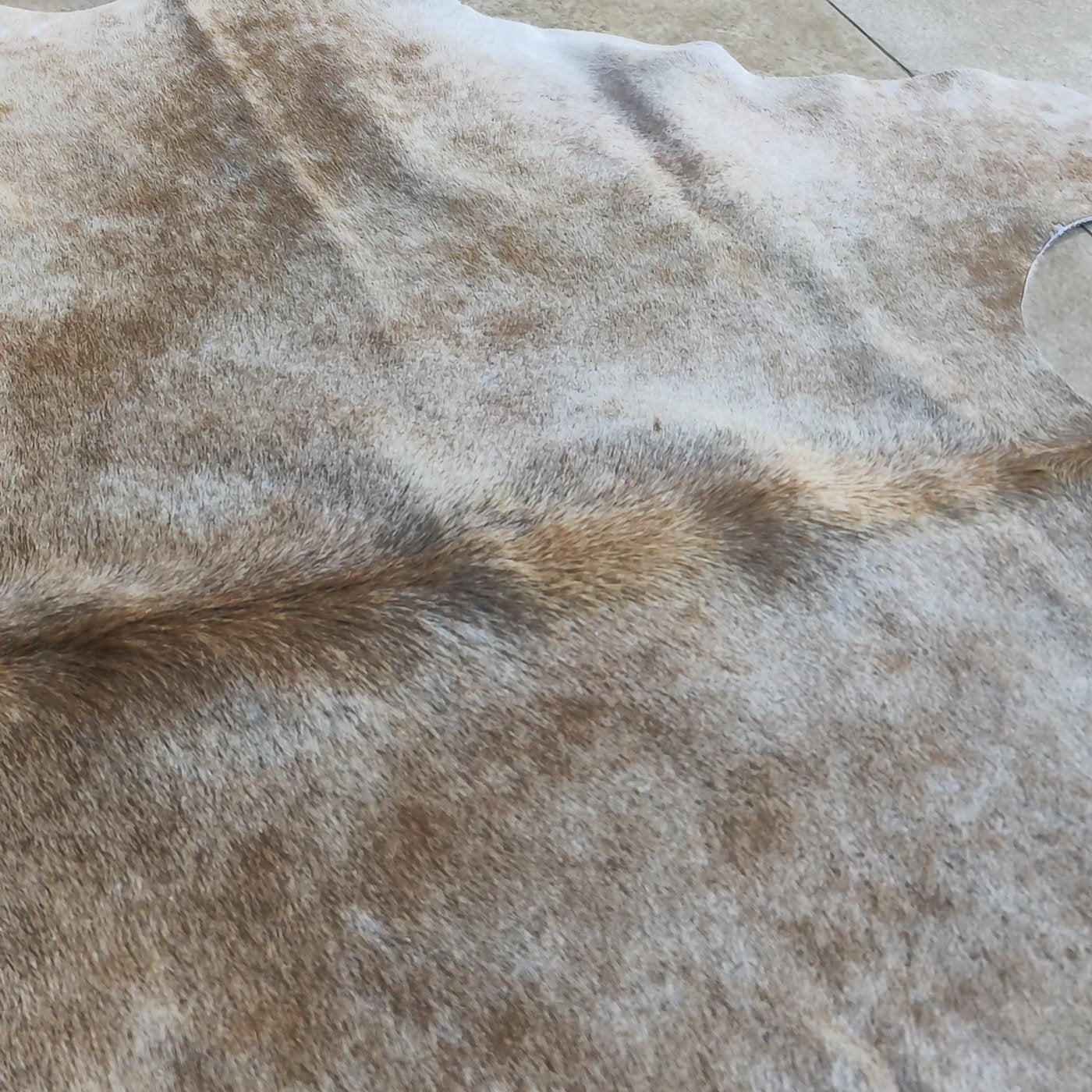 Tapete de couro de boi Bege e Branco BB870 — detalhe do acabamento artesanal