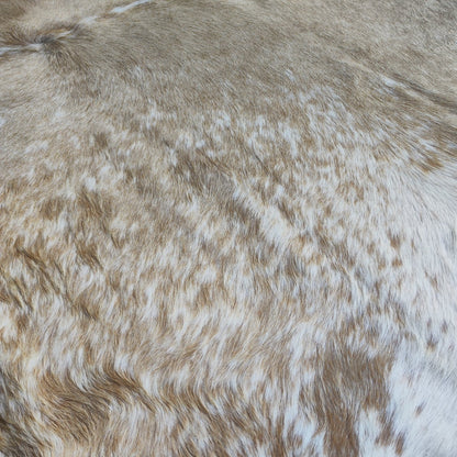 Tapete de couro de boi Bege e Branco BB871 — detalhe do acabamento artesanal