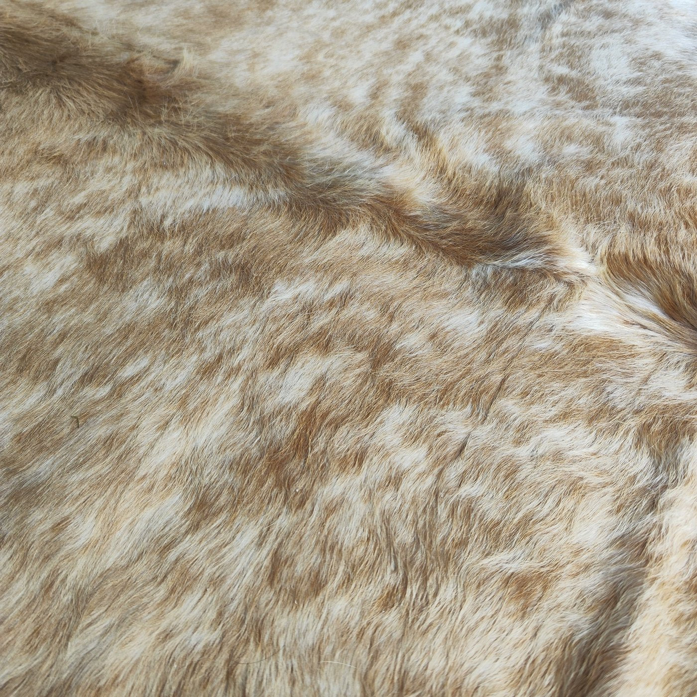 Tapete de couro de boi Bege e Branco BB873 — detalhe do acabamento artesanal