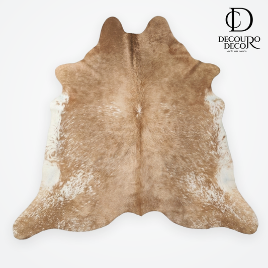 Tapete pele de boi bege e branco de couro natural, decorando com elegância e conforto.
