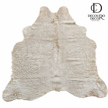 Tapete de couro bovino Bege Claro Pelo Alto BC865 1,60x1,73m — vista frontal em fundo branco